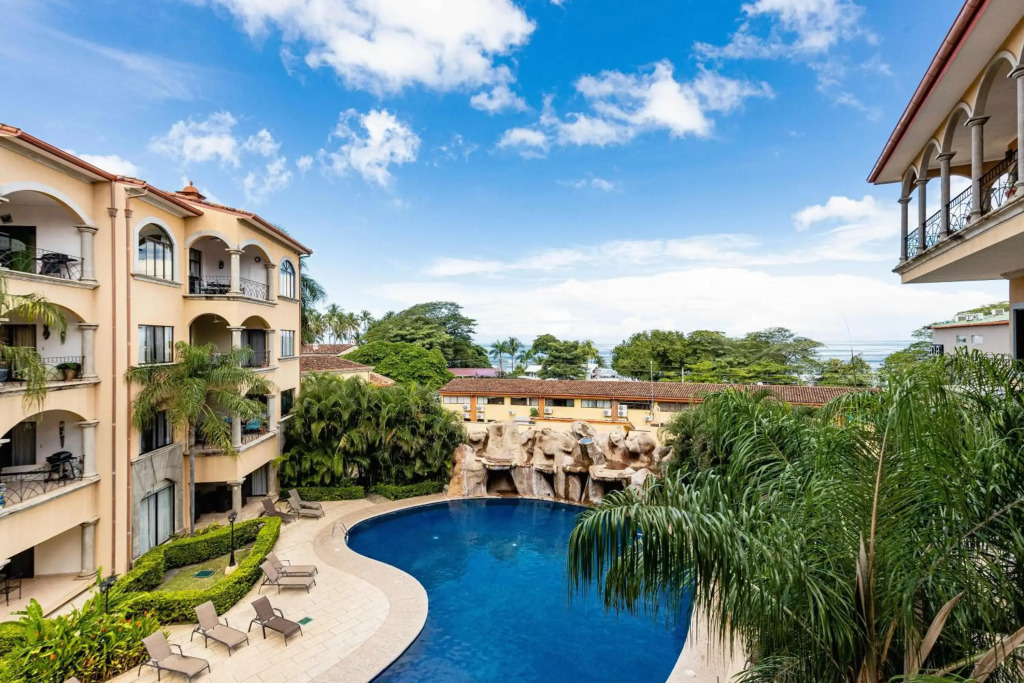 Sunrise 33- 3 Bedroom Poolside Condo