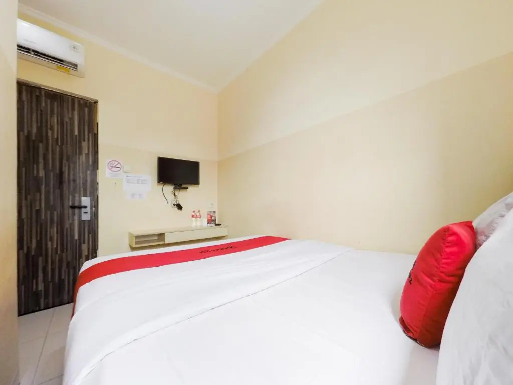 RedDoorz Plus near Mall Ciputra Jakarta