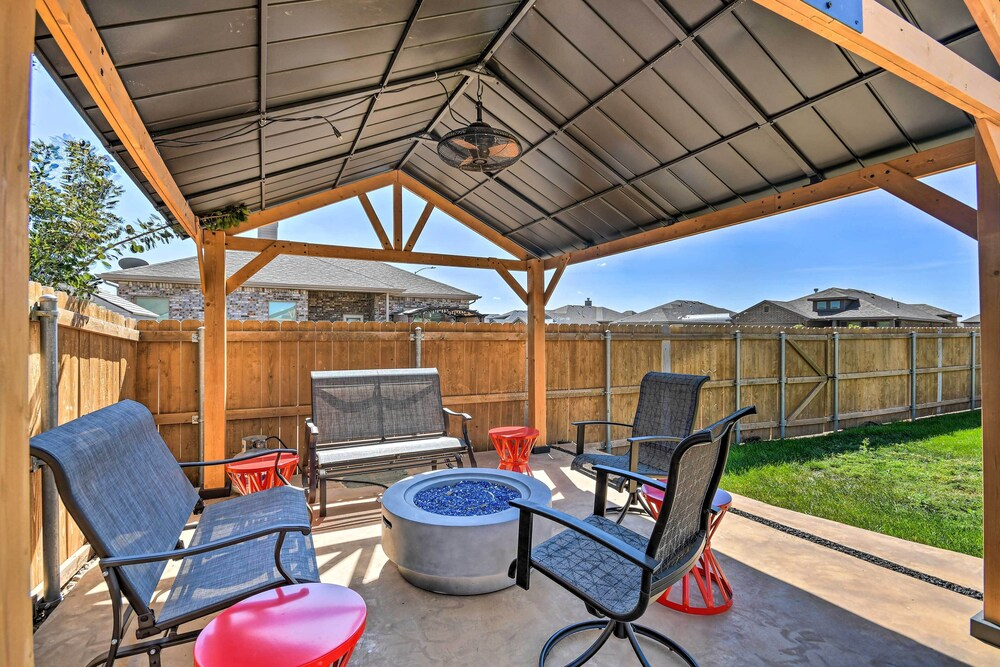 Modern Amarillo House w/ Fire Pit + Hot Tub!