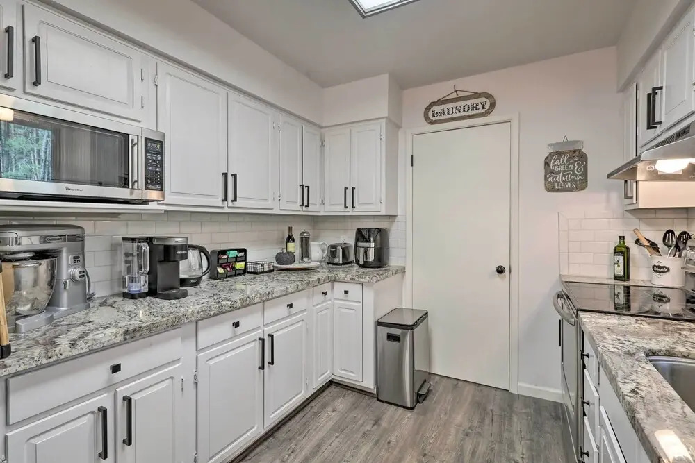 Renovated Cottage w/ Fire Pit in Munds Park!