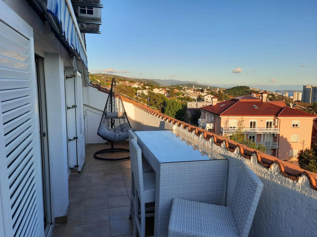 Sea view later apartment
