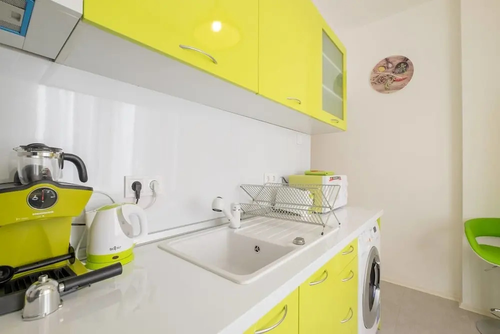 POP UP - Colourful One Bedroom Flat - TOP CENTER