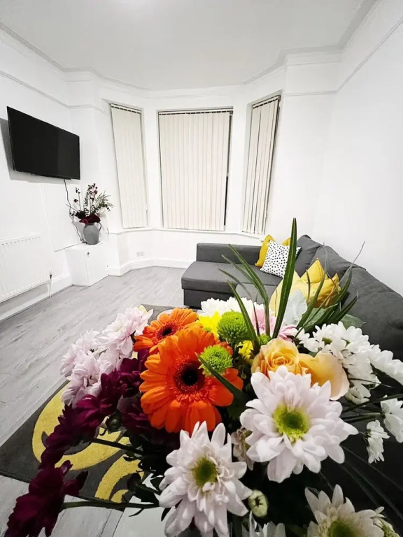 Impeccable 4-bed House in Manchester