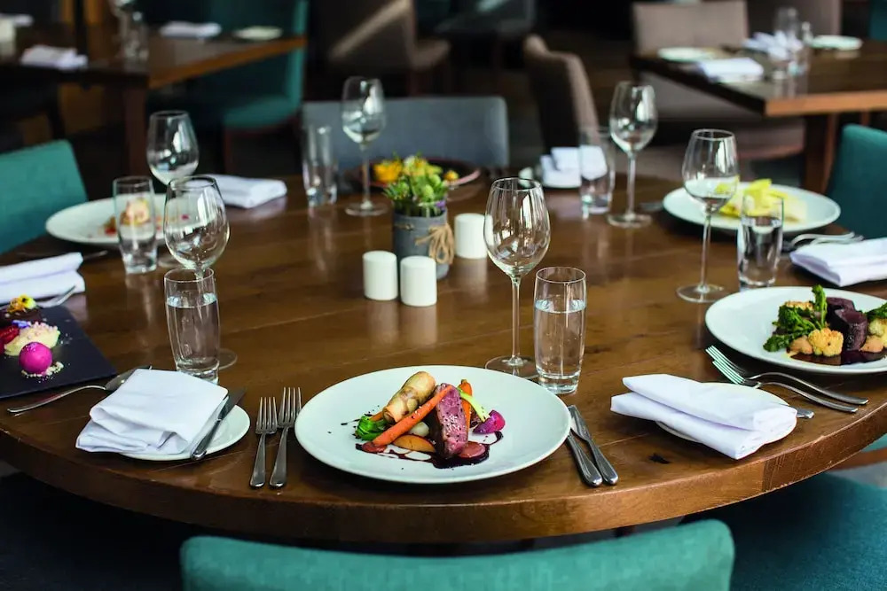 Holm House - Stylish Coastal Suites - HEDD Spa - Silures Bar & Restaurant