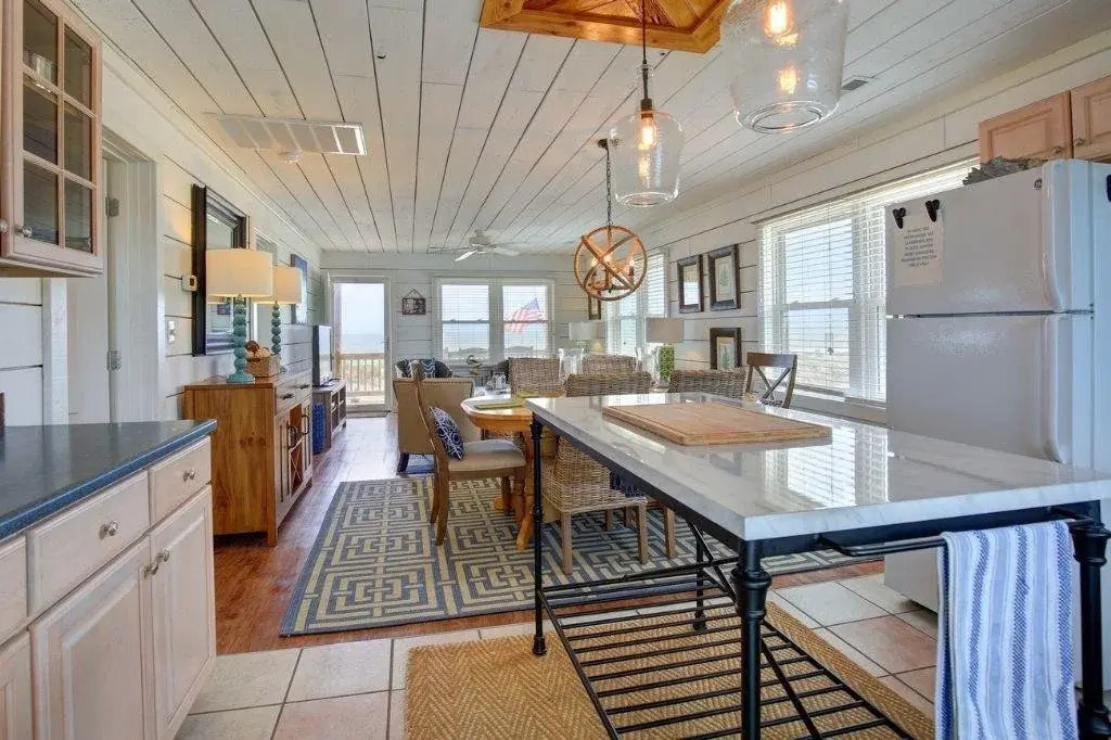 Holden Nothing Back 3 Br home by RedAwning