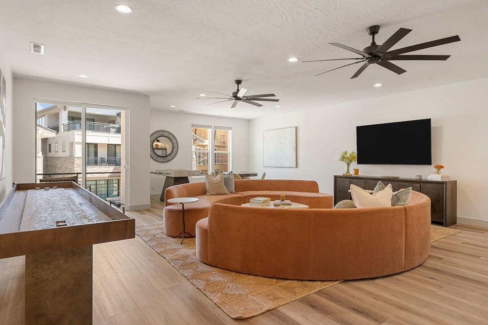 The Pearl Lagoon 6 Bedroom Home