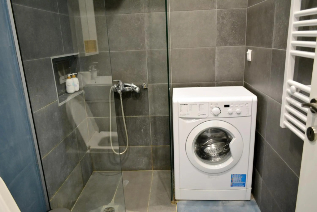 Bella Suite in the heart of the City Center, Parking