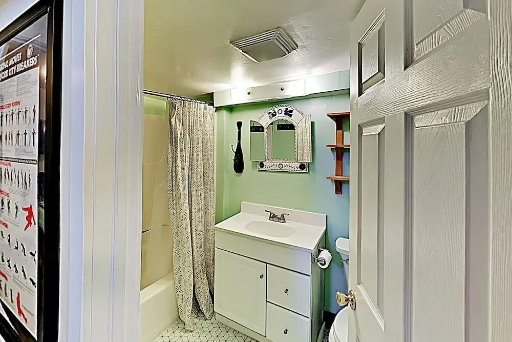 New Listing! Easy Street Beach House On Alki 3 Bedroom Cottage