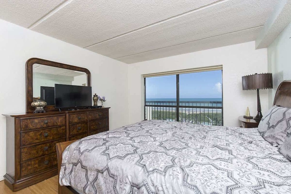 Sweeping 10th Floor Views - Up to 8 - Beachfront