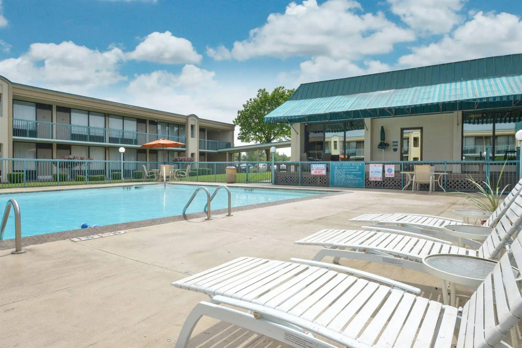 Lamplighter Inn & Suites Pittsburg