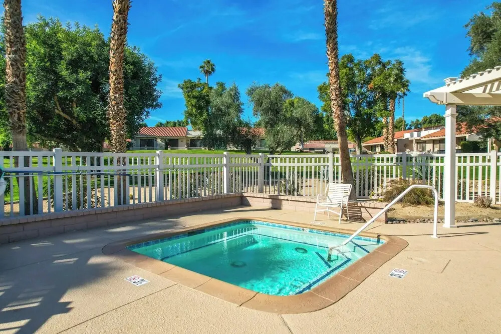 Golf & Swim: Country Club Condo in Palm Desert