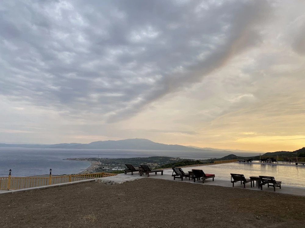 Assos Karadut Taş Otel