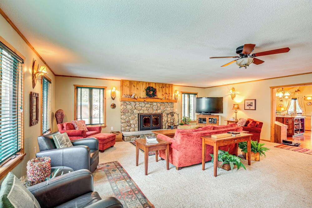 Lake Tomahawk Fall Retreat w/ Foliage & Lake Views