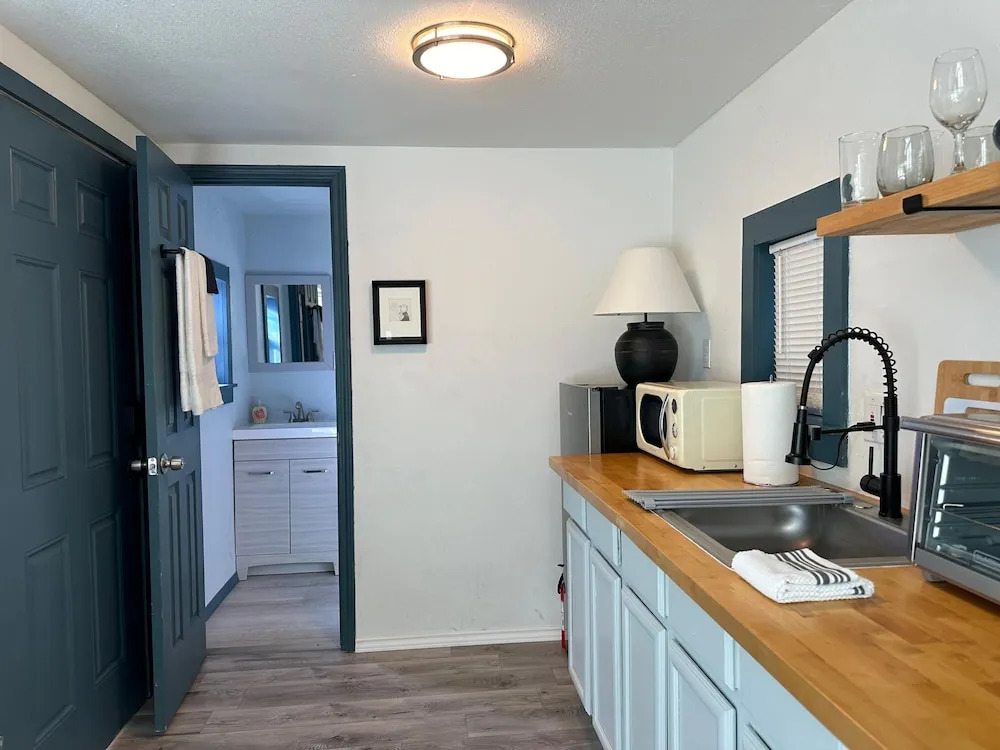 Cute Tiny House With Fenced Yard Near Plaza Dist