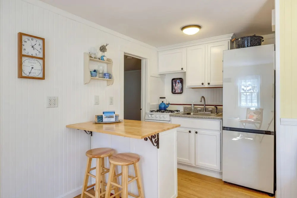 2 Mi to Beaches: Cozy Peaceful Escape w/ Deck