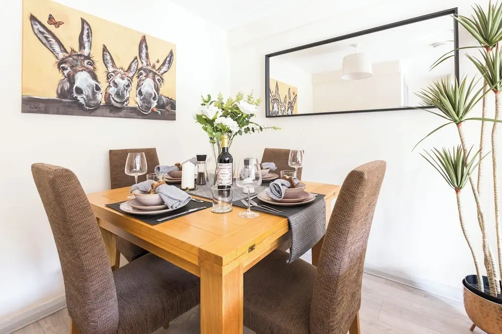 Spacious 4-bed, Free Parking, Short or Long Stays