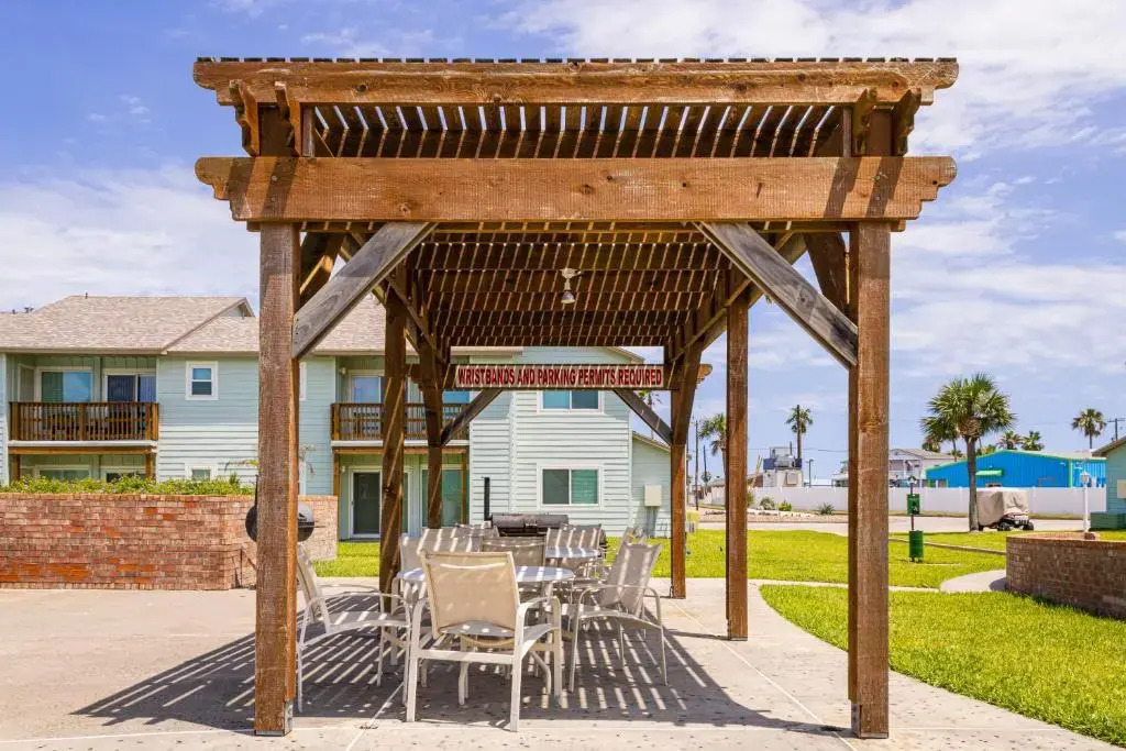 AH-E117 Remodeled First Floor Condo, Across From The Shared Pool & Hot Tub, Near Marina & Ferry