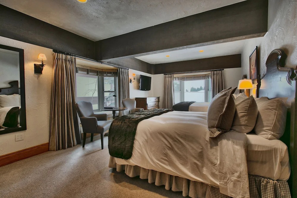 Premium Luxury Three Bedroom Suite with Hot Tub