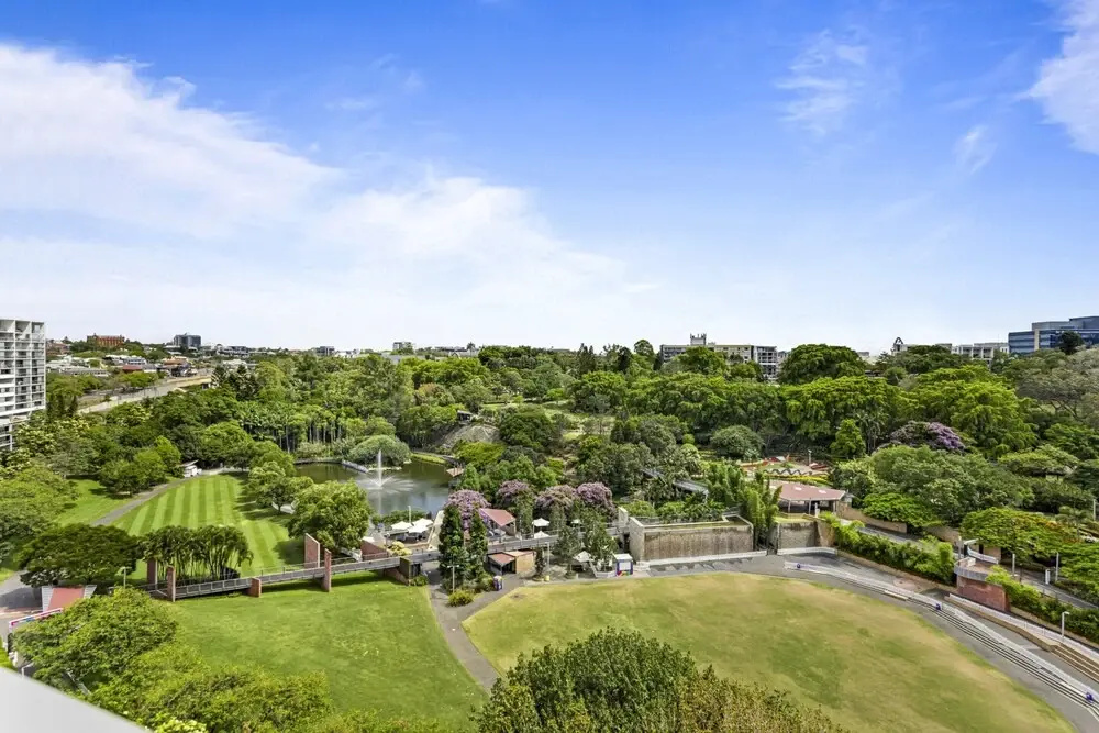 High-floor 2-bed CBD Unit With Views & Amenities