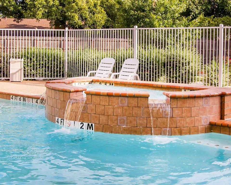 Comfort Suites University