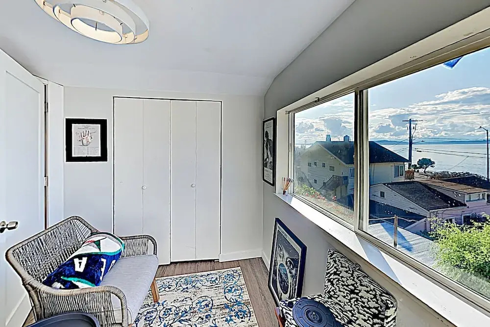New Listing! Easy Street Beach House On Alki 3 Bedroom Cottage
