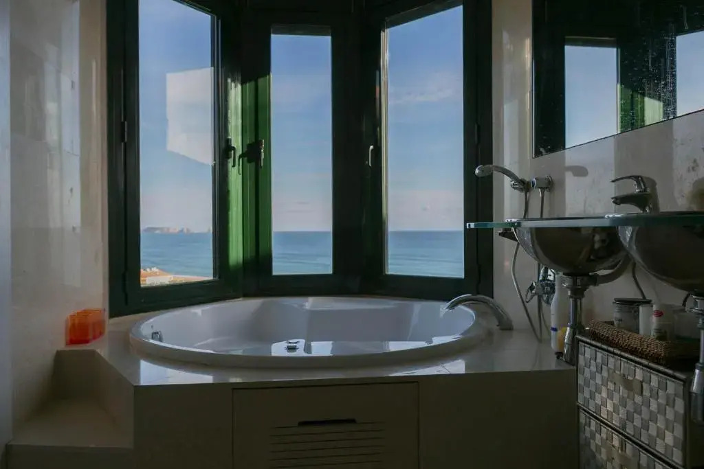 2 Bedroom Apartment in Sa Punta, Begur- Sea Views, Terrace, Pool And Access To the Beach (Ref:H29)