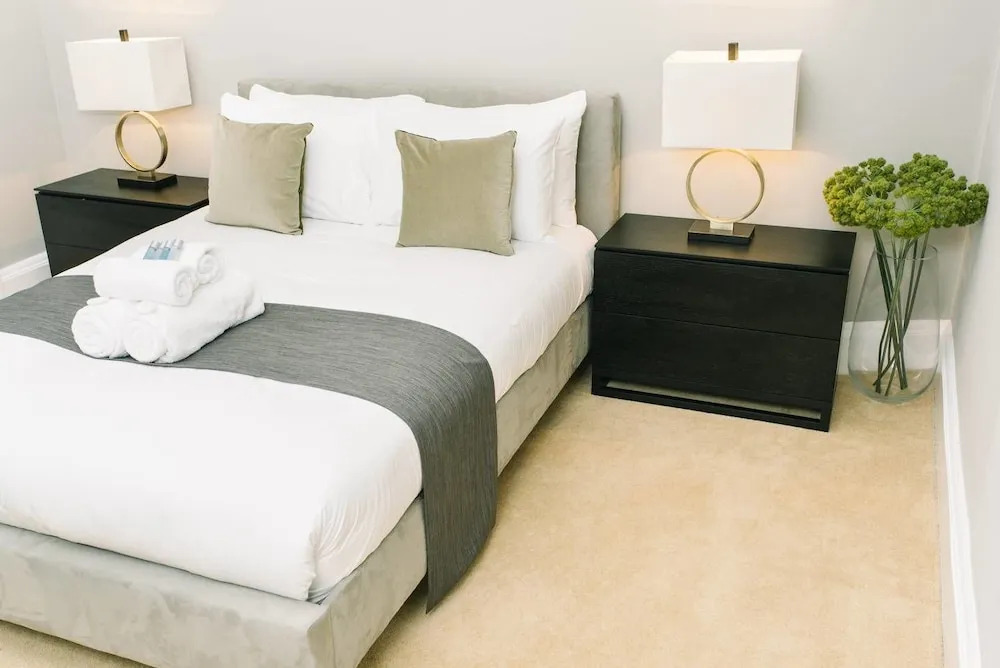 JOIVY Palmerston Place Residence: Luxury City Centre Apt With Private Parking
