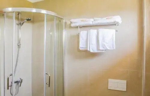 Shkreli Hotel Camp