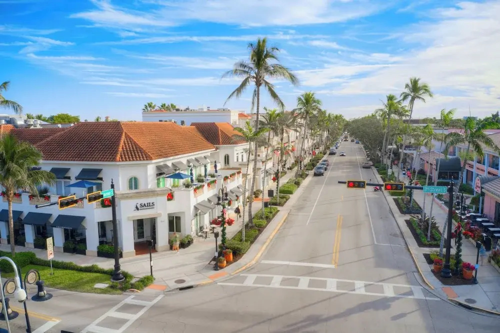LeMalo Vacation Rental: Stylish 1-BR Condo Near 5th Ave S & Gulf Beaches Coastal Vibes, King Bed, and Private Outdoor Space. Perfect Location for Dining, Shopping and Exploring Naples!
