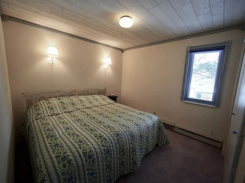 On Splendid Pond 4 Bedroom Cabin