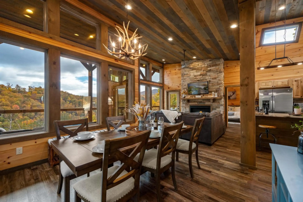 2021 Cabin - Gorgeous Fall Views, GameRm, HotTub, Xbox, Bears, Gatlinburg 10min & Ober 5min