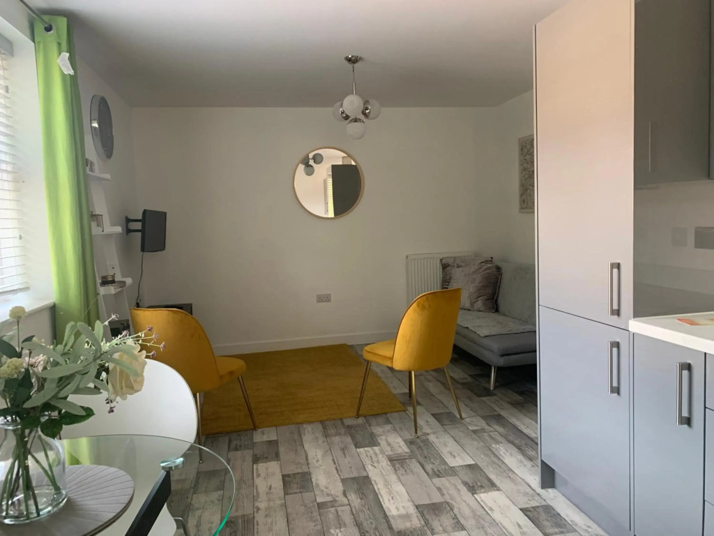 One Bedroom Peterborough Apartment Contractor Locum Staff welcome close to town Center city healthcare Center and train station Parking available on request