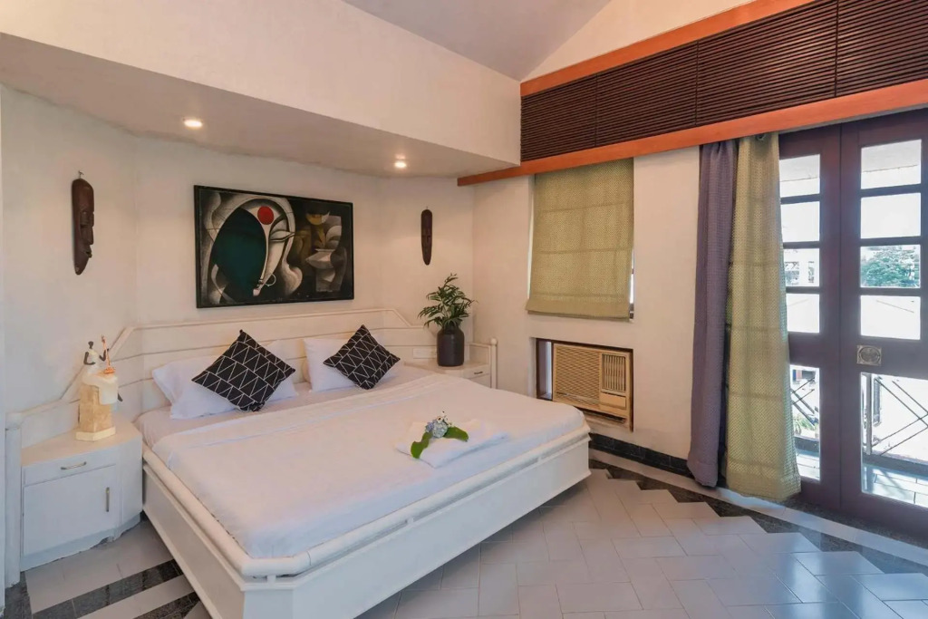 StayVistas Shantam House - Dive into relaxation with a pool and tennis lawn