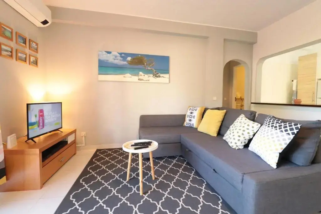 LovelyStay - Cozy 1BR Flat in Alvor with AC and Balcony