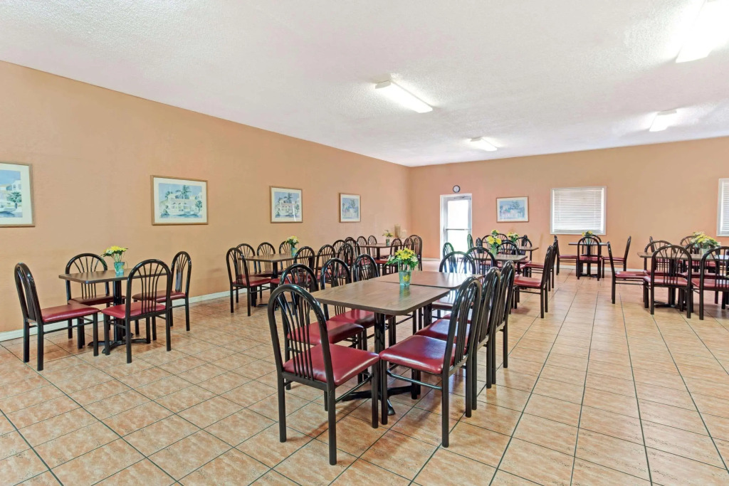 Howard Johnson by Wyndham Tropical Palms Kissimmee