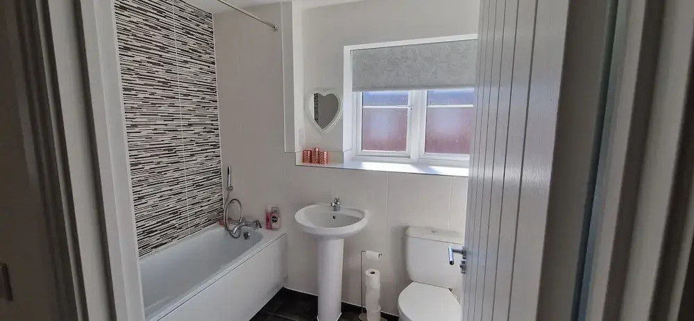 Peterborough - House - Sleeps 8 - Parking - Garden