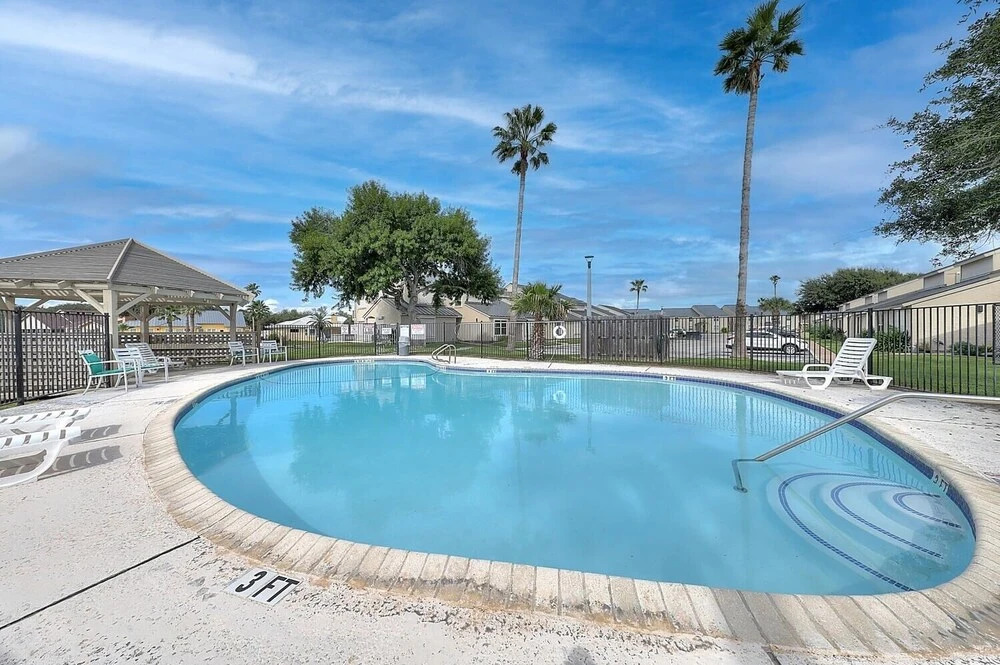 Dock Holiday 2 Bedroom Condo by Redawning