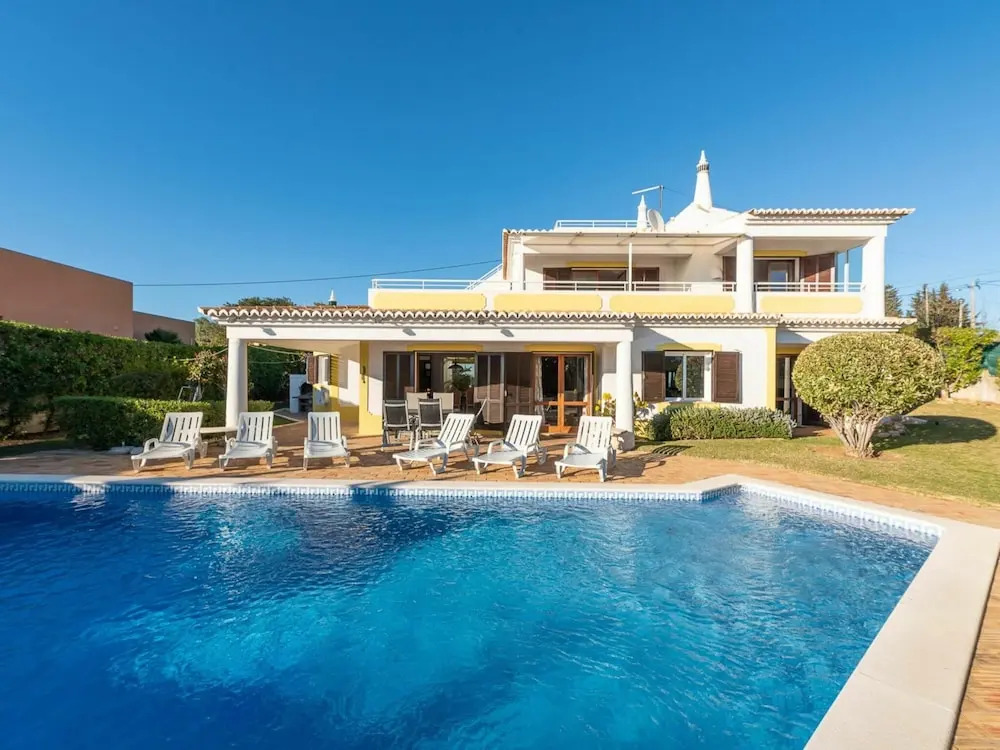 Cozy Villa in Albufeira With Swimming Pool