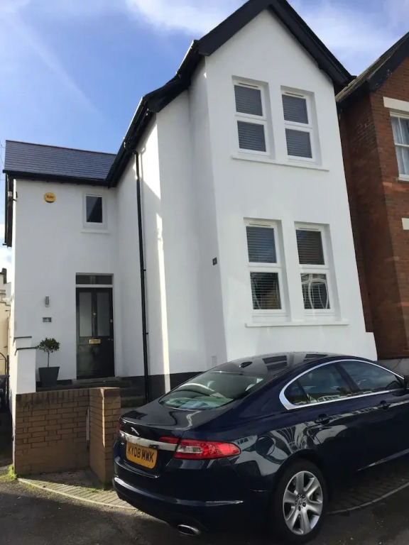 Stylish Town Centre House - 300Mbps, Parking & Sunny Decking