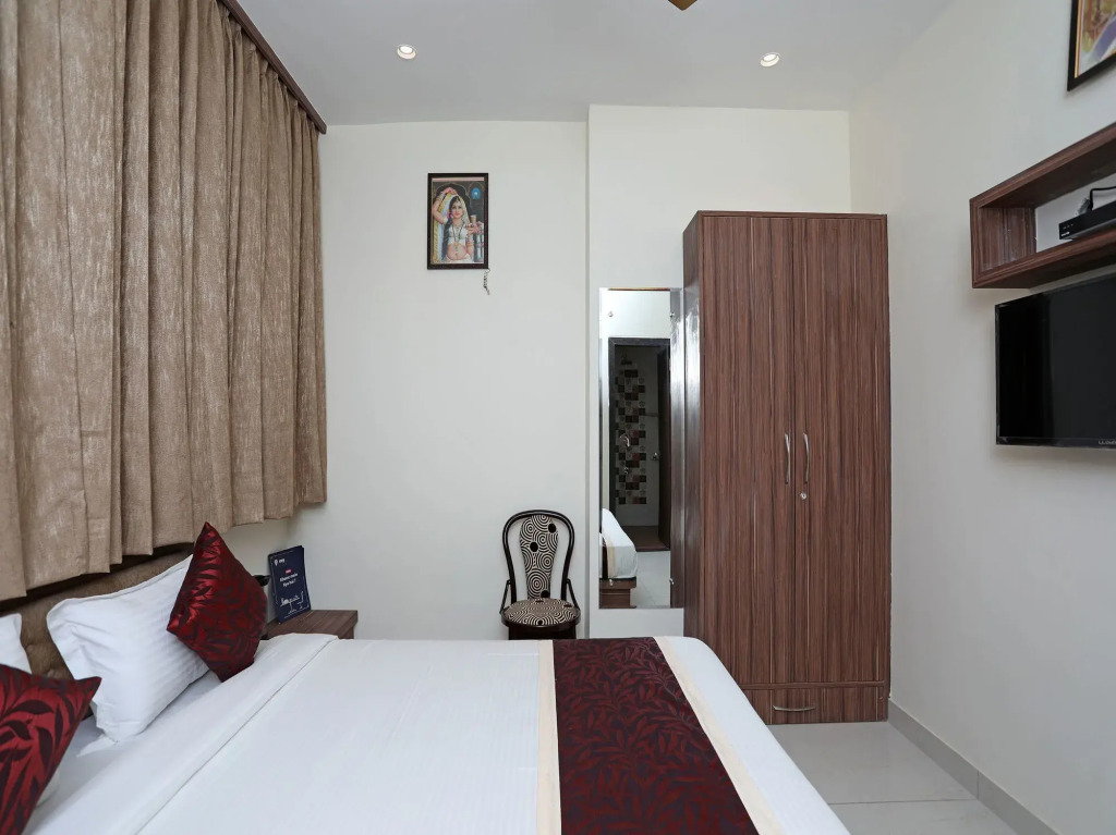 OYO 10326 Hotel The Indra INN