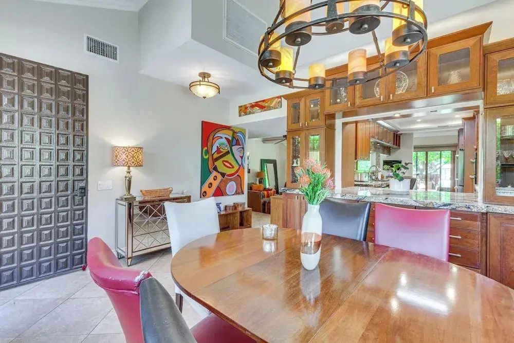 Chic, Walkable Desert Retreat - Private & Serene