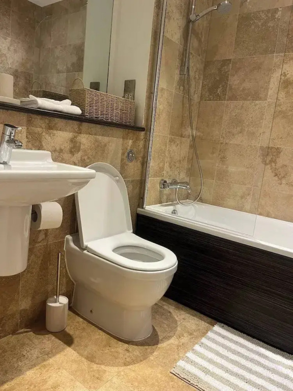 Apartmentsleeps5-city-tv-wifi-seaview