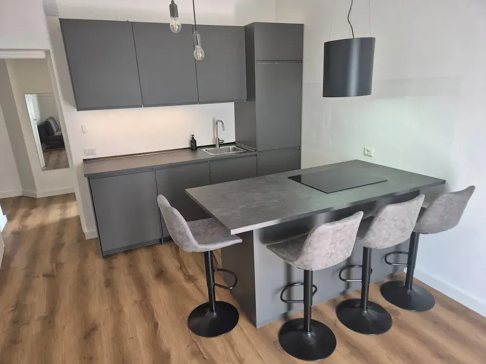 Casa Dolce Casa - Dual Modern Apartment, 1 min from Metro, up to 9 Guest