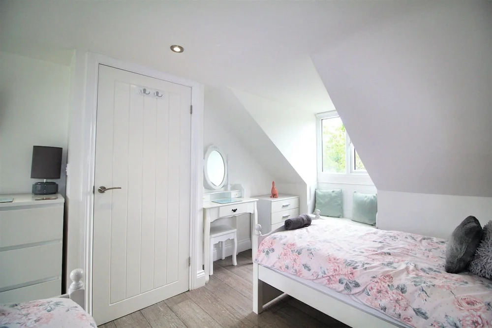 3 Bedrooms - 2 Bath Rooms - Dog Friendly - Parking