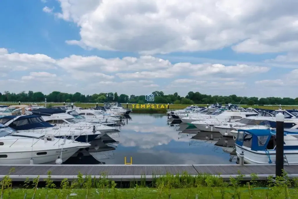 Luxury Lodge River Thames - Windsor Marina - Parking