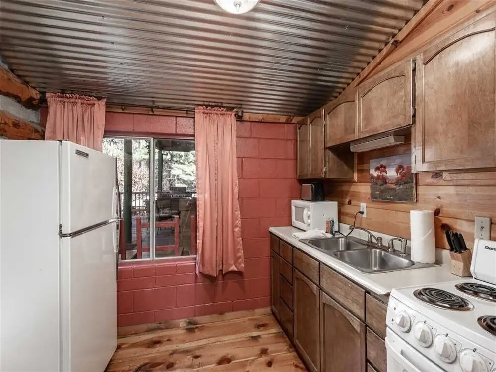 Sleeping Bear, 2 Bedrooms, Front Deck, Midtown, Sleeps 6