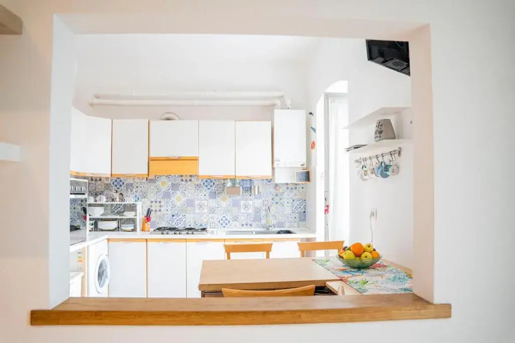 084 - Casa dei Limoni, cortile privato,5 minuti di auto dal mare