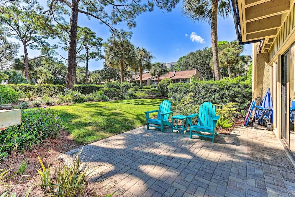 Vintage Hilton Head Island Condo: Steps to Beach!