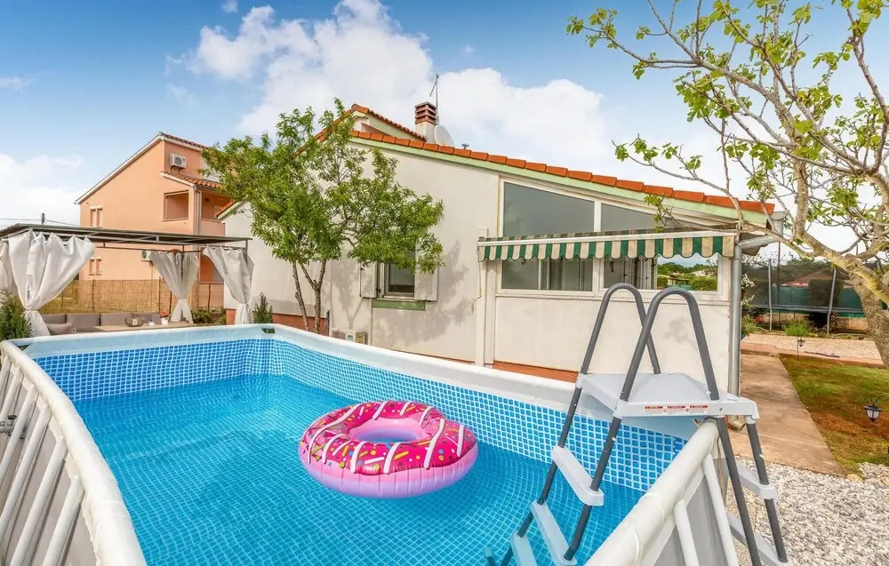 Nice Home in Valbandon with Hot Tub, WiFi & 2 Bedrooms