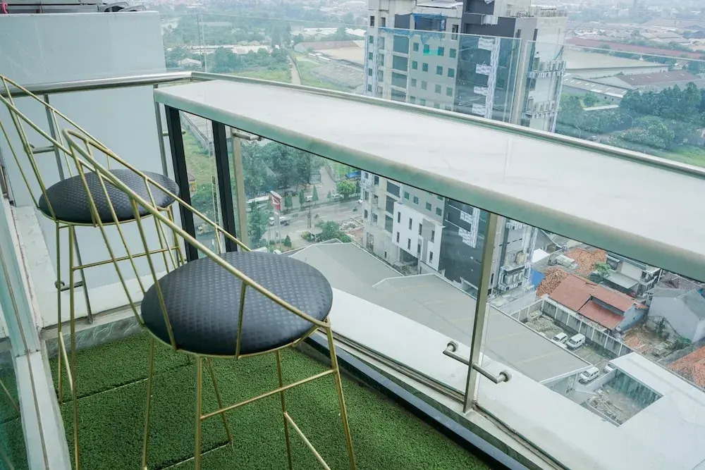 Comfort and Modern Studio at Tree Park Cikokol Apartment By Travelio